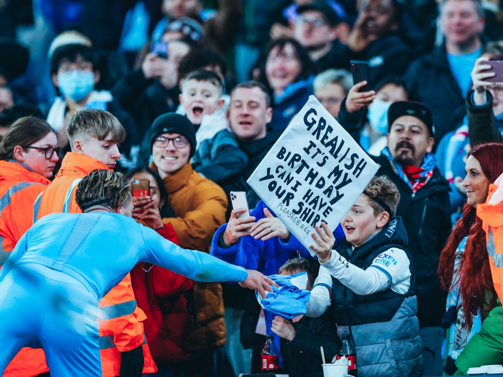 认识唯一的明星，作为团队的套件赞助商筹集资金，以与前艾斯和肥皂明星在内.